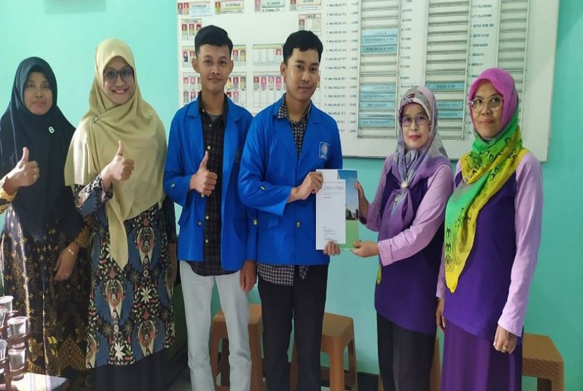 Penerimaan dan pemberian hibah aplikasi SIMPUSTAKA dari mahasiswa Universitas BSI dilakukan di SMP Gunung Jati 1 Purwokerto dengan dihadiri langsung oleh Wiwi selaku Kepala Sekolah SMP Gunung Jati 1 Purwokerto.