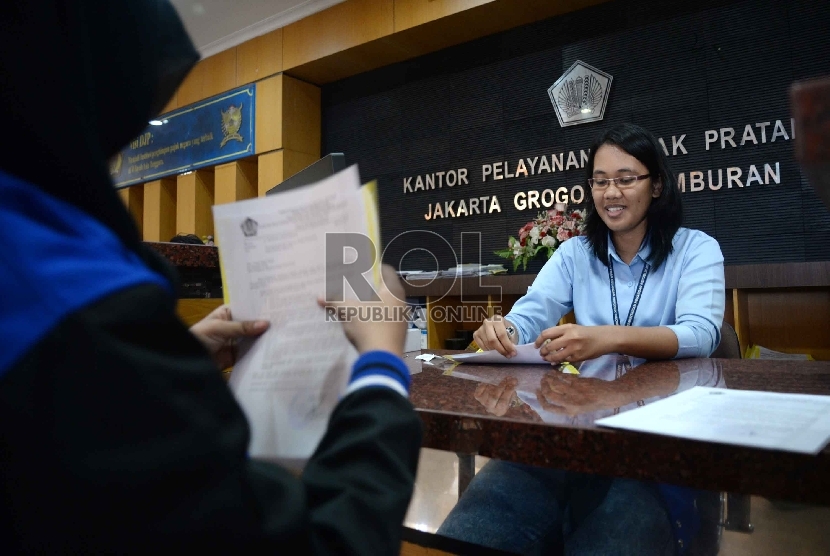 Penerimaan Pajak: Aktivitas pelayanan adminstrasi pajak di Kantor Pelayanan Pajak Pratama Jakarta Grogol Petamburan, Rabu (8/4). 