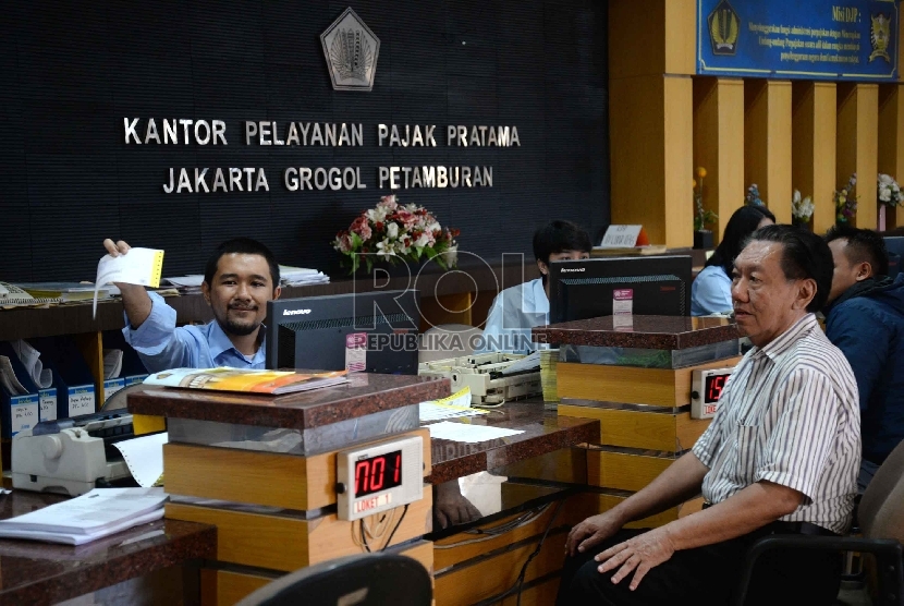 Penerimaan Pajak: Aktivitas pelayanan adminstrasi pajak di Kantor Pelayanan Pajak Pratama Jakarta Grogol Petamburan, Rabu (8/4).