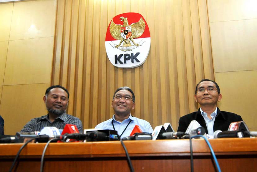 KPK's deputy chairman, Adnan Pandu Praja (right), during a press conference on Wednesday