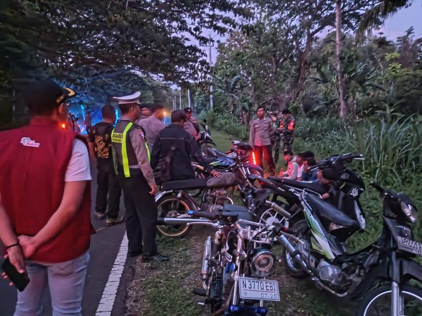 Penertiban aksi balap liar di JLS Kabupaten Malang oleh kepolisian setempat.