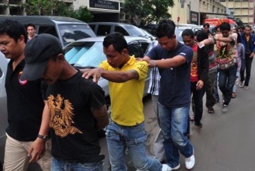 PENERTIBAN PREMAN. Petugas kepolisian menggelandang preman yang terlibat tindak premanisme di Polda Metro Jaya Jakarta.