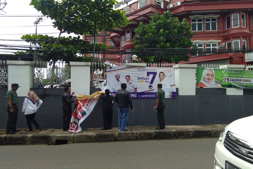 Penertiban spanduk kampanye di wilayah Warung Buncit, Jakarta Selatan