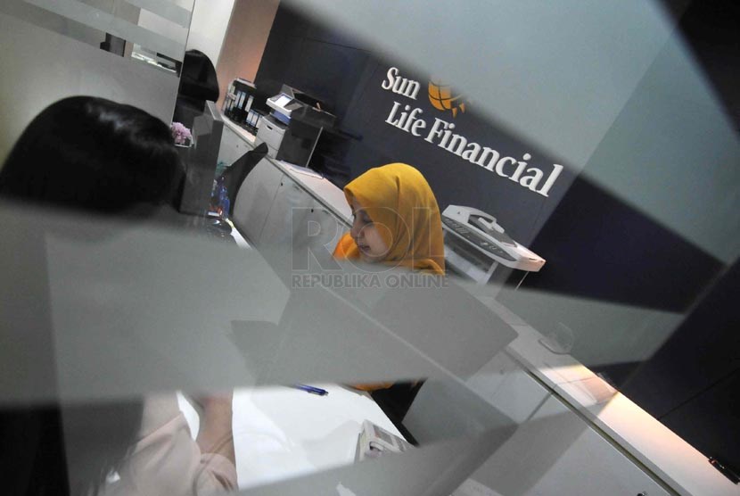 Penetrasi Produk Asurasi. Petugas melayani nasabah di kantor layanan Sun Life Financial, Jakarta, Jumat (11/4). 