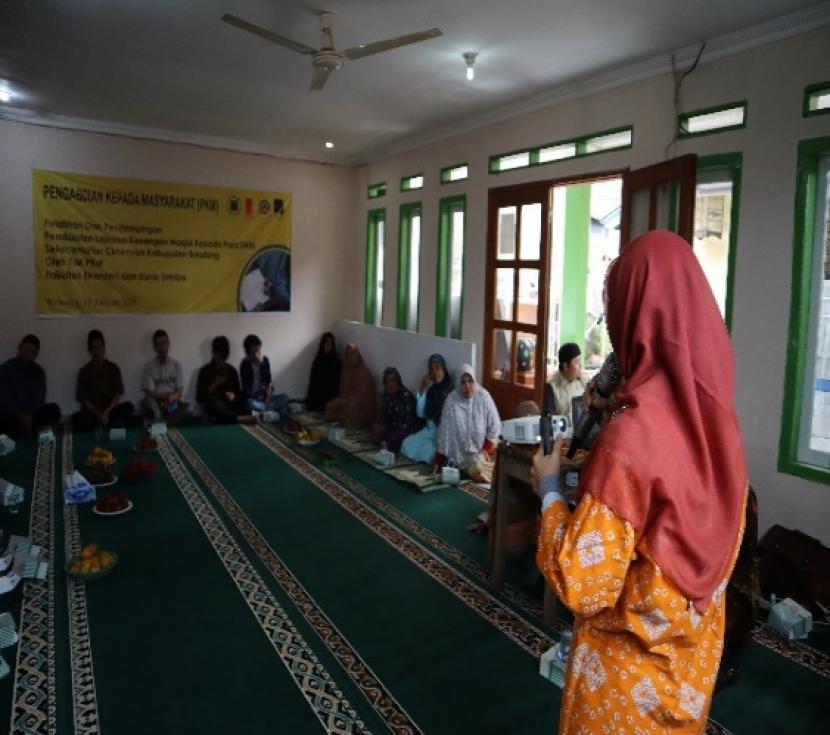 Pengabdian kepada masyarakat (PKM) Fakultas Ekonomi & Bisnis (FEB) Unisba melaksanakan pendampingan dan pelatihan pembuatan laporan keuangan masjid di Kecamatan Cimenyan, Kabupaten Bandung.