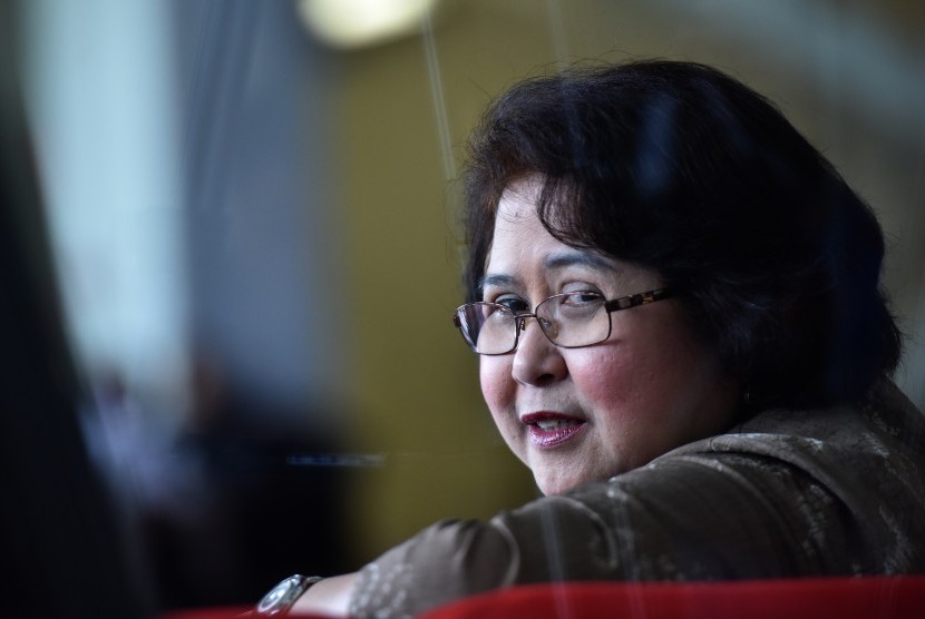 Pengacara Elza Syarief berada di ruang tunggu sebelum menjalani pemeriksaan di Gedung KPK Jakarta, Senin (17/4). 
