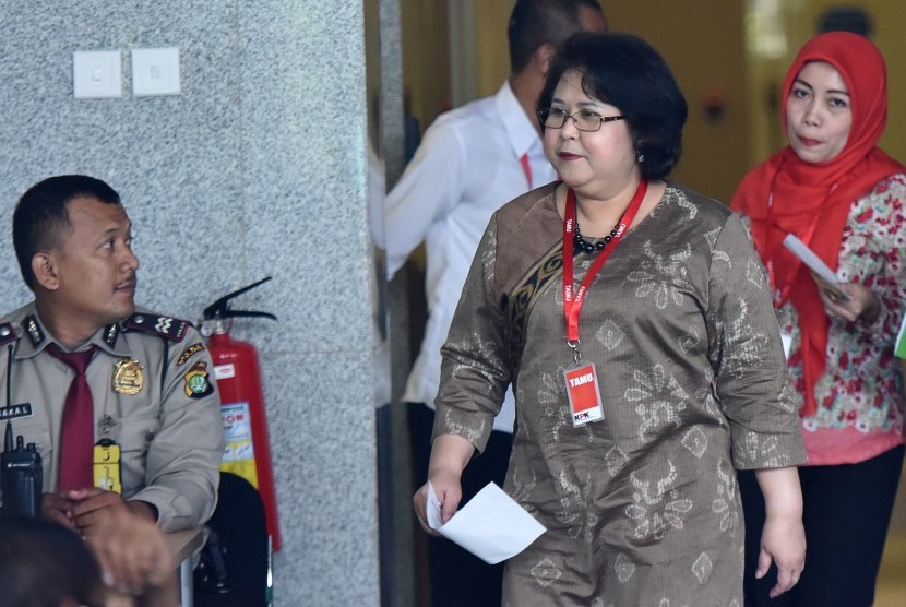 Pengacara Elza Syarief bersiap menjalani pemeriksaan di Gedung KPK Jakarta, Senin (17/4). 