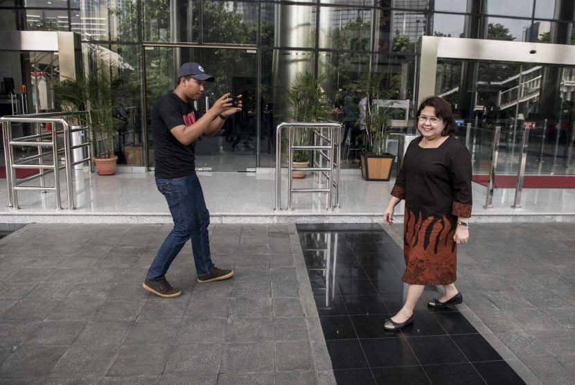 Pengacara Elza Syarief (kanan) berjalan keluar gedung KPK seusai menjalani pemeriksaan, Jakarta, Jumat (11/8). 