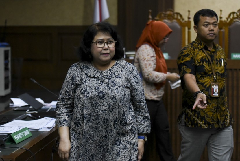 Pengacara Elza Syarief (kiri) dihadirkan sebagai saksi saat sidang lanjutan dengan terdakwa kasus korupsi pengadaan KTP elektronik Setya Novanto di Pengadilan Tipikor, Jakarta, Senin (26/2). 