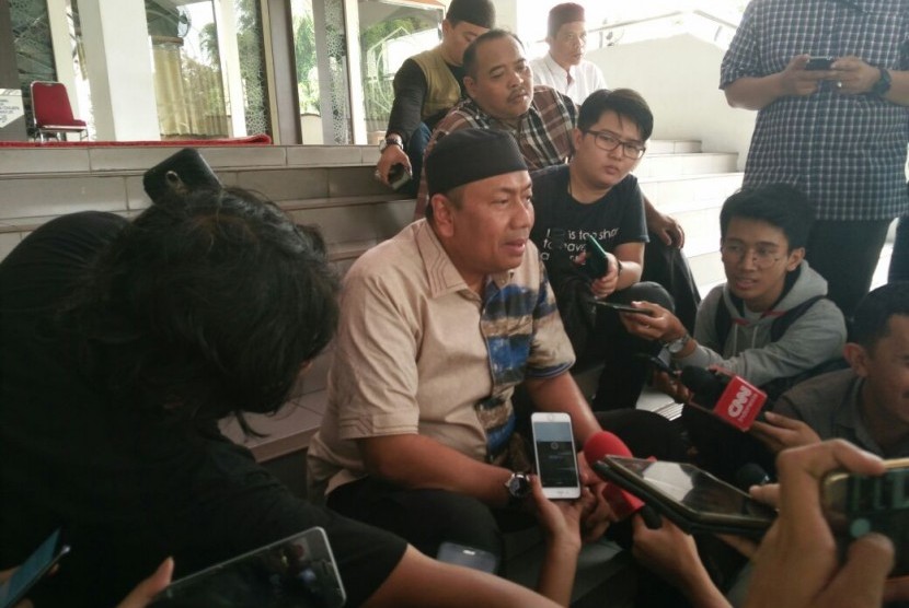 Pengacara Habib Rizieq Kapitra Ampera memberikan keterangan pers, Rabu (18/7) di Masjid Alittihad, Tebet Jakarta Selatan, terkait kabar pencalegan di DPR oleh PDIP daerah pemilihan Sumatera Barat.