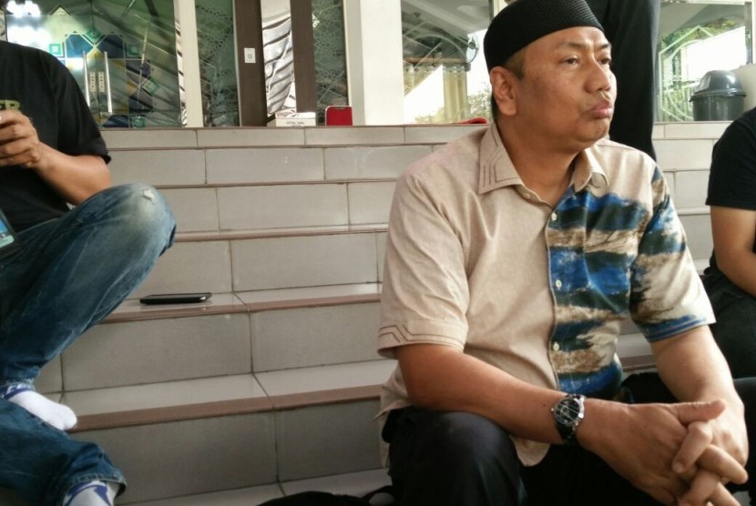 Pengacara Habib Rizieq Kapitra Ampera memberikan keterangan pers, Rabu (18/7) di Masjid Alittihad, Tebet Jakarta Selatan, terkait kabar pencalegan di DPR oleh PDIP daerah pemilihan Sumatera Barat