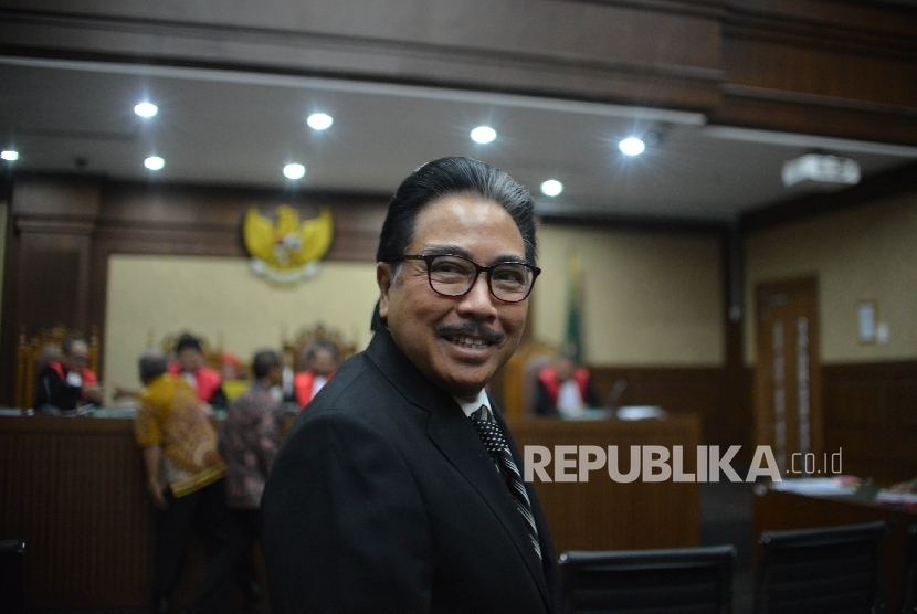 Pengacara Hotma Sitompul berjalan keluar ruangan seusai memberikan penjelasan kepada Jaksa saat menjadi saksi dalam sidang kasus dugaan korupsi KTP Elektronik dengan terdakwa Irman dan Sugiharto di pengadilan Tindak Pidana Korupsi (Tipikor), Jakarta, Senin (8/5). 