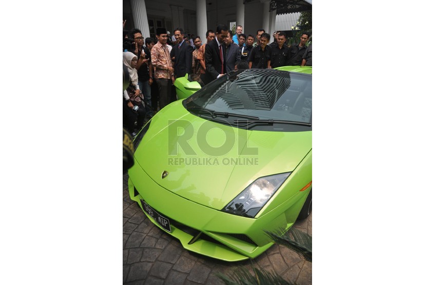 Pengacara Hotman Paris Hutapea mengendarai mobil mewah Lamborghini saat bertemu Gubernur DKI Jakarta Joko Widodo di Gedung Balai Kota, Jakarta Pusat, Senin (23/9).   (Republika/Rakhmawaty La'lang)