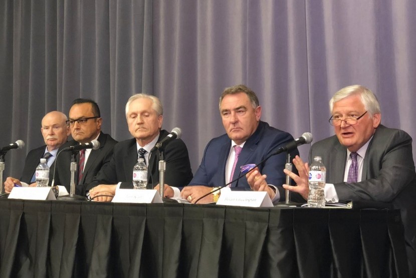 Pengacara keluarga miliuner Kanada, Brian Greenspan (paling kanan), dalam konferensi pers mengumumkan hadiah uang bagi mereka yang memiliki informasi terkait kematian Barry Sherman dan istrinya, di Toronto, (27/10).