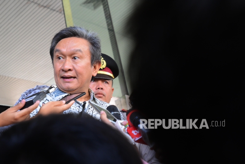  Pengacara mantan Direktur Pelindo II RJ Lino, Maqdir Ismail (tengah) memberikan keterangan kliennya yang sedang sakit jantung di Gedung KPK, Jakarta, Jumat (29/1). (Republika/Raisan Al Farisi)