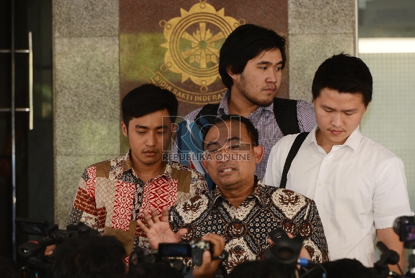 Pengacara mantan Ketua DPR Setya Novanto (Setnov), Firman Wijaya (kedua Kanan) memasuki Gedung Bareskrim untuk menjalani pemeriksaan di Jakarta, Jumat (8/1).