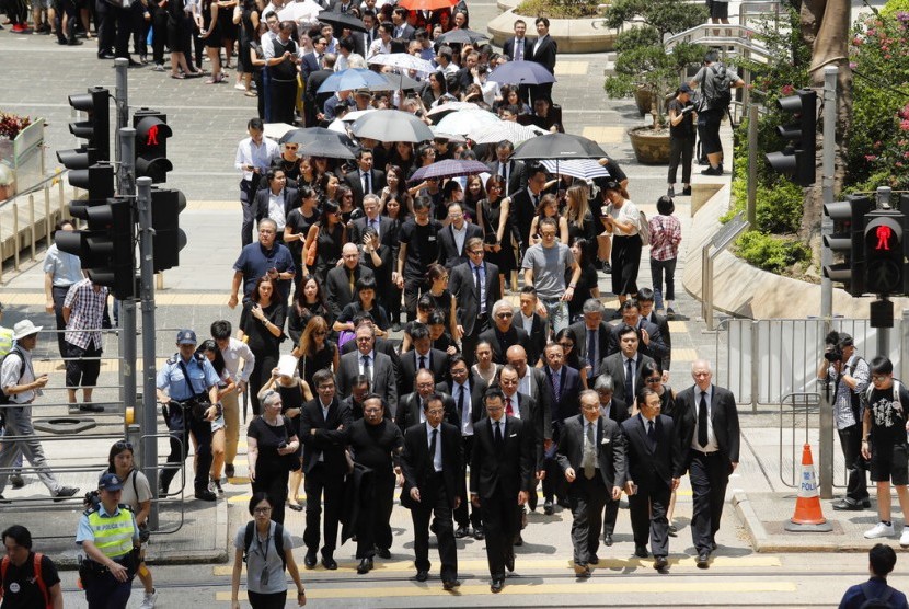 Pengacara melakukan aksi jalan kaki di Hong Kong, Rabu (7/8). Mereka memberi dukungan bagi pengunjuk rasa antipemerintah. 