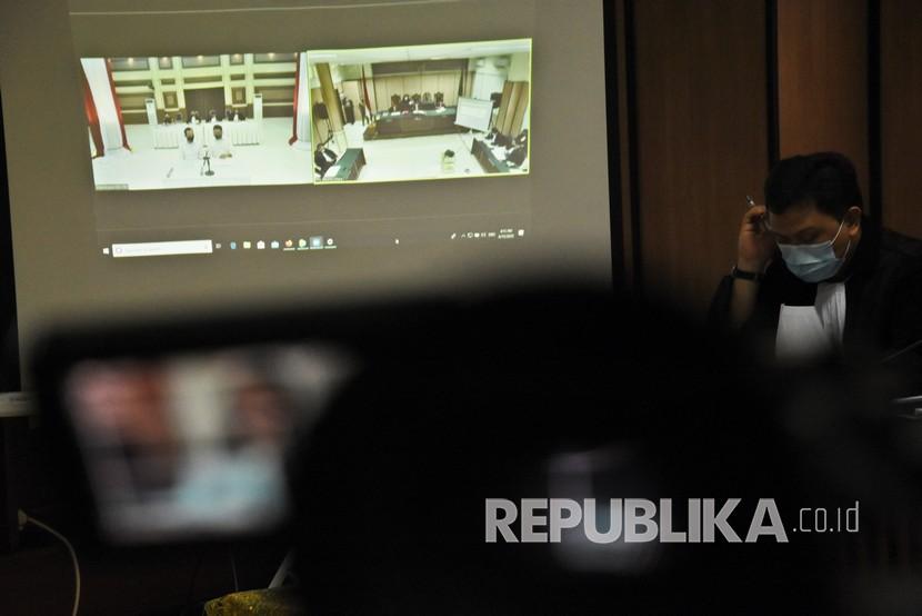 Pengacara menyampaikan nota pembelaan terdakwa Ronny Bugis dan Rahmat Kadir Mahulette yang disiarkan secara live streaming dalam sidang lanjutan kasus penyiraman air keras terhadap penyidik KPK Novel Baswedan di Pengadilan Negeri Jakarta Utara, Jakarta, Senin (15/6/2020). Sidang yang tidak dihadiri langsung oleh kedua terdakwa tersebut beragendakan pembacaan pledoi atau nota pembelaan terdakwa atas tuntutan yang diberikan Jaksa Penuntut Umum. 