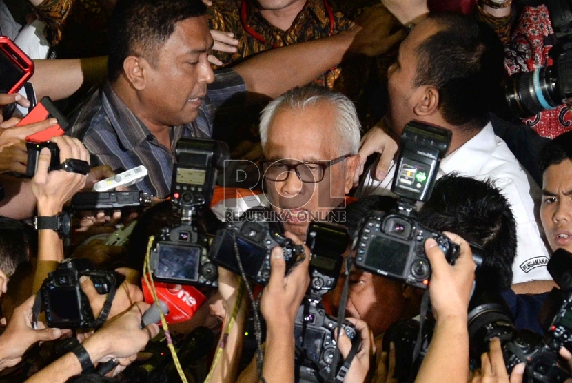  Pengacara OC Kaligis keluar dari Gedung KPK usai diperiksa, Jakarta, Selasa (14/7) malam.    (Republika/Yasin Habibi)