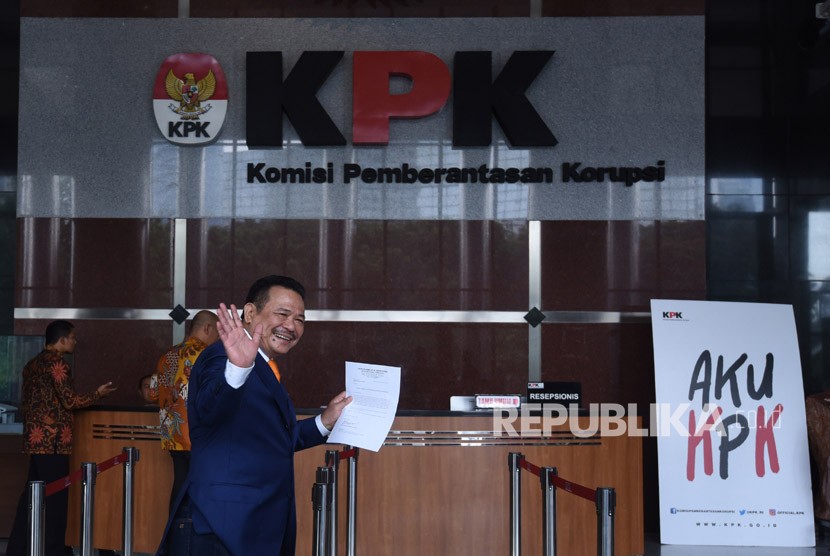 Pengacara Otto Hasibuan melambaikan tangan sembari memperlihatkan surat pengunduran dirinya sebagai kuasa hukum tersangka kasus korupsi KTP elektronik Setya Novanto, saat tiba di gedung KPK, Jakarta, Jumat (8/12). 