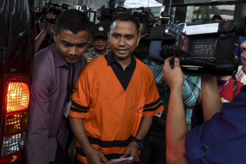 Pengacara pedangdut Saiful Jamil, Kasman Sangaji (tengah) berjalan seusai diperiksa di Gedung KPK, Jakarta, Rabu (29/6). 