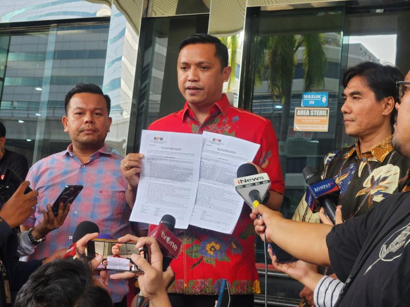 Pengacara Ronny Talapessy (tengah) menunjukkan bukti dugaan pemalsuan surat dalam proses penyitaan barang kliennya Kusnadi, staf Sekjen PDIP Hasto Kristiyanto, oleh penyidik KPK.