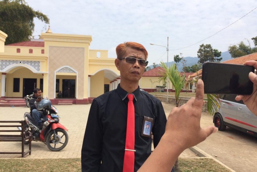 Pengacara salah satu tersangka kasus video Vina Garut, Soni Sanjaya, saat diwawancara di rumah duka, Desa Sirnajaya, Kecamatan Tarogong Kaler, Kabupaten Garut, Sabtu (7/9). 