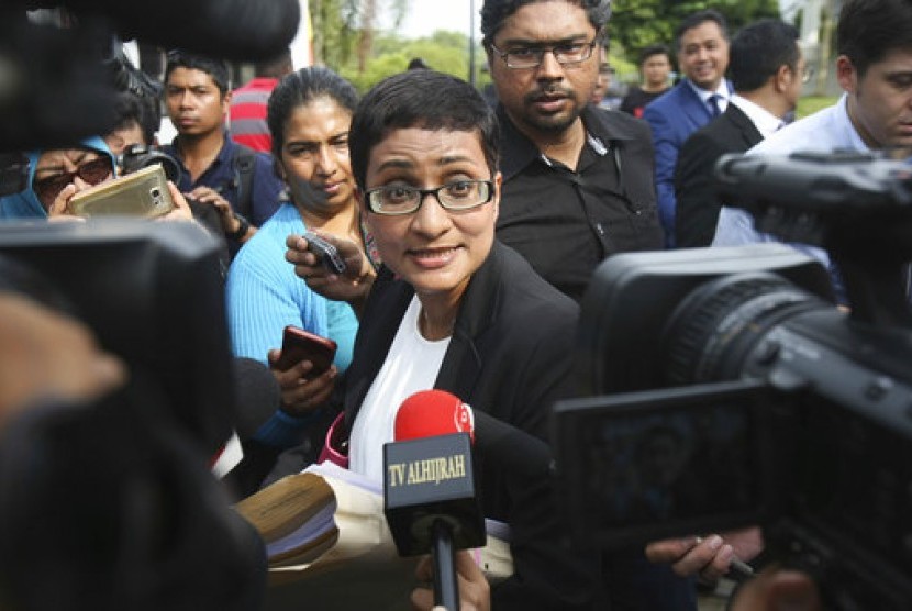 Pengacara terdakwa pembunuh Kim Jong-nam, Siti Aisyah, Selvi Sandrasegaram saat diwawancarai jurnalis di Pengadilan Sepang, Malaysia, 13 April 2017.