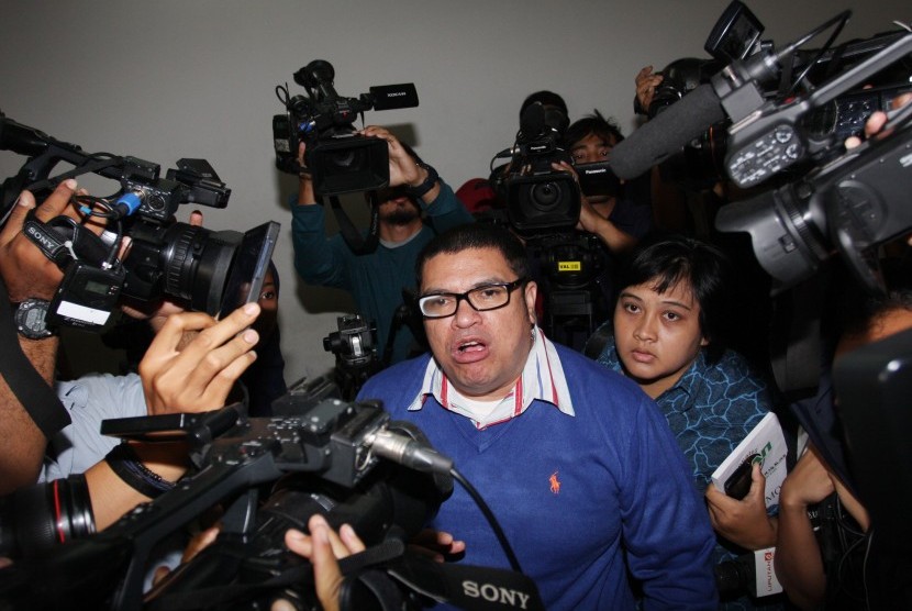 Pengacara tersangka kasus prostitusi Abdul Aziz atau Daeng Aziz, Razman Arif Nasution (kiri) menjawab pertanyaan wartawan saat tiba di Krimum Polda Metro Jaya Jakarta, Jumat (26/2). 