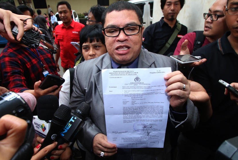 Pengacara tersangka kasus prostitusi Abdul Aziz atau yang dikenal sebagai Daeng Aziz, Razman Nasution menunjukkan surat pemanggilan kliennya di Polda Metro Jaya, Jakarta, Rabu (24/2)
