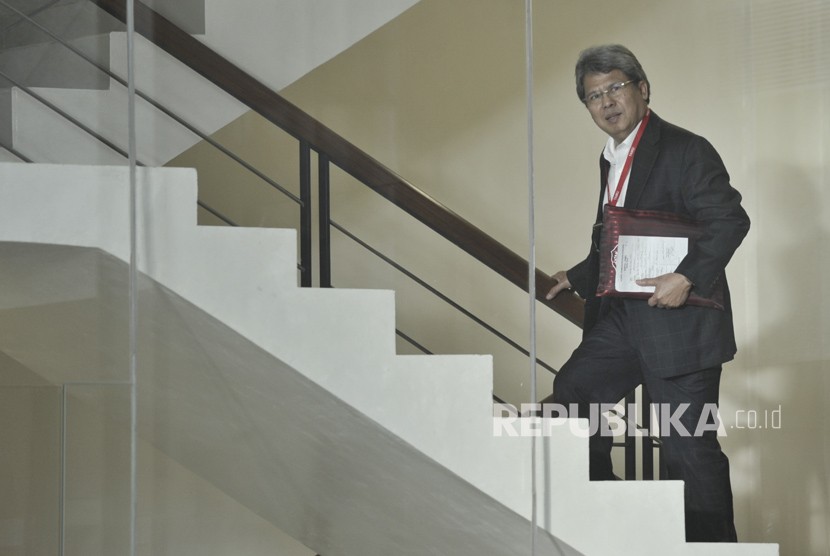 Pengacara Todung Mulya Lubis bersiap menjalani pemeriksaan di gedung KPK, Jakarta, Jumat (22/12).