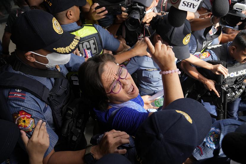 Pengadilan Filipina membebaskan mantan senator Leila De Lima yang menghabiskan enam tahun di tahanan karena dakwaan kasus narkoba. De Lima merupakan kritikus keras operasi 