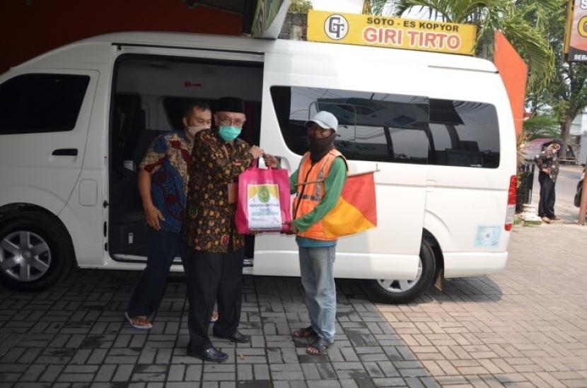 Pengadilan Tinggi Agama Yogyakarta mengadakan Bakti Sosial Gelombang I dengan melakukan pembagian sembako kepada puluhan warga terdampak di antaranya tukang becak, tukang ojek, pemulung, petugas kebersihan dan tukang parkir beberapa waktu lalu. 