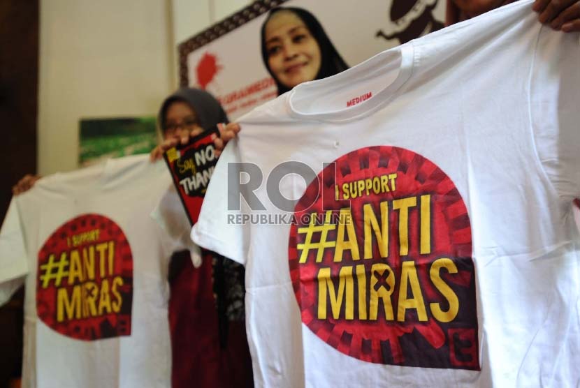 Pengagas gerakan Say No To Miras Fahira Idris (kanan) menunjukan buku dan kaos bertuliskan Anti Miras. 