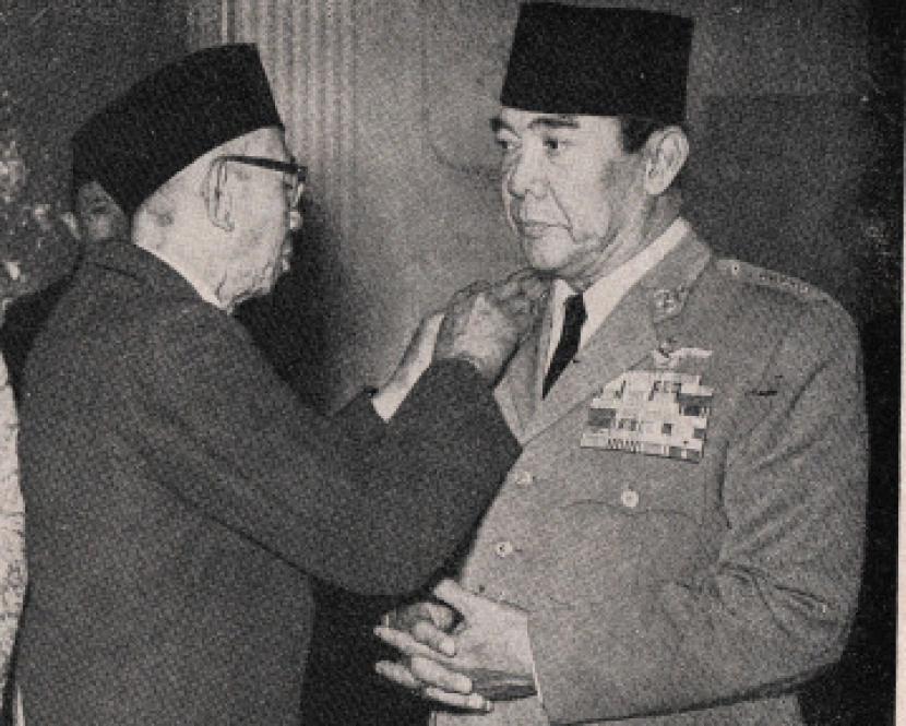 Pengagerahan bintang Muhammadiyah kepada Presiden Soekarno pada tahun 1965.