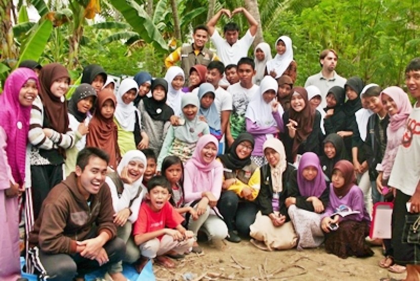 Pengajar Muda di Kabupaten Majene, Sulawesi Barat, foto bersama anak-anak didik mereka.