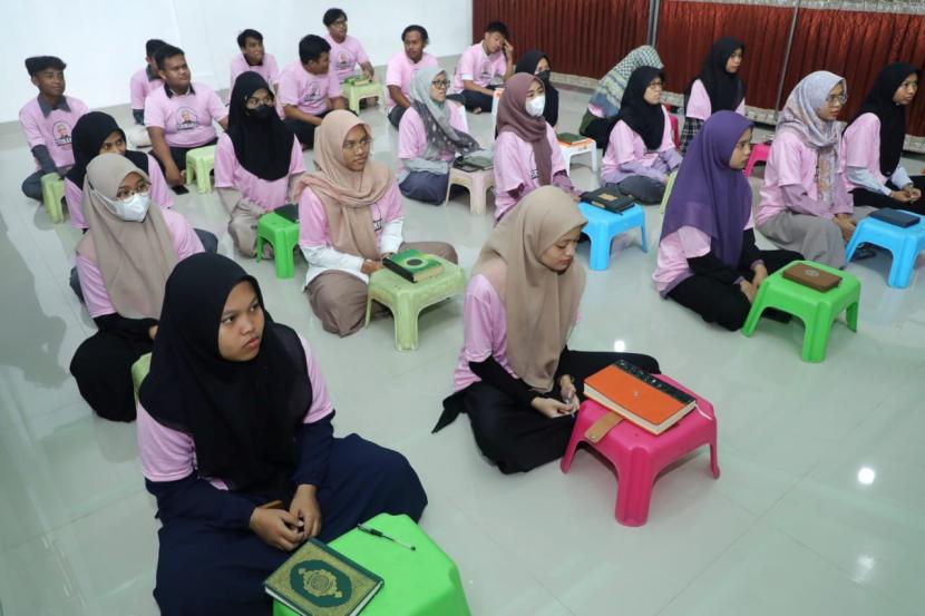 Pengajian dan kajian bersama Ikatan Remaja Mashid Nurul Islam di Aula Al-Amanah, Tanjung Priok, Jakarta Utara, DKI Jakarta. 