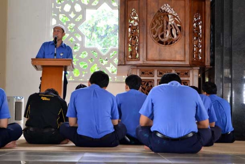 Pengajian karyawan di Masjid Ar Rahman komplek Kantor Pusat Jasamarga, Kramatjati, Jakarta Timur.