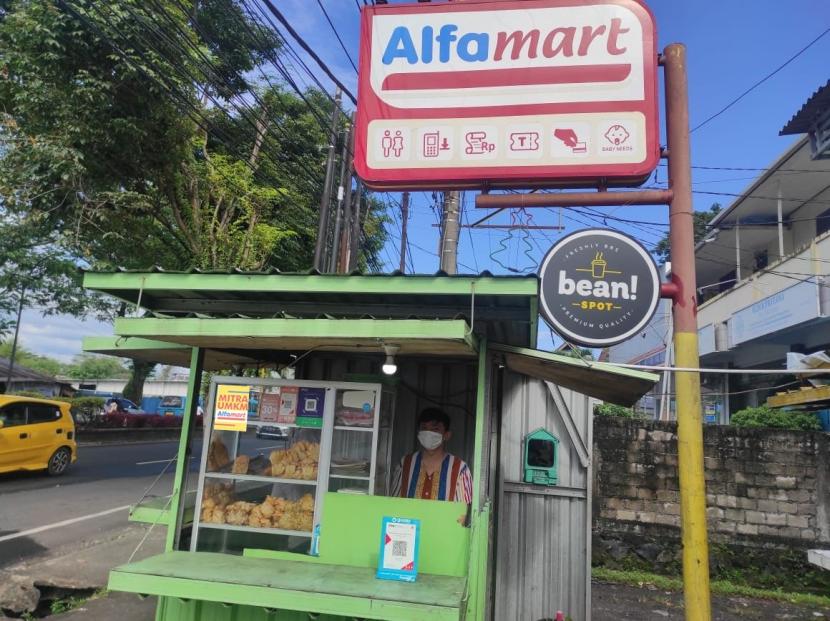 Plang Alfamart (ilustrasi). Sebuah Alfamart di Tangerang, Banten, mengalami perampok. Dari kejadian itu, pelaku mengambil uang Rp 40 juta, kosmetik, dan rokok.