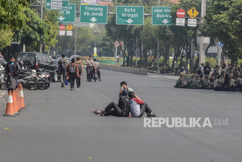 Pengalihan Arus di  Sekitaran Gedung MK. Suasana jalan lengang sekitar gedung Mahkamah Konstitusi , Jakarta Pusat, Jum’at (14/6). 