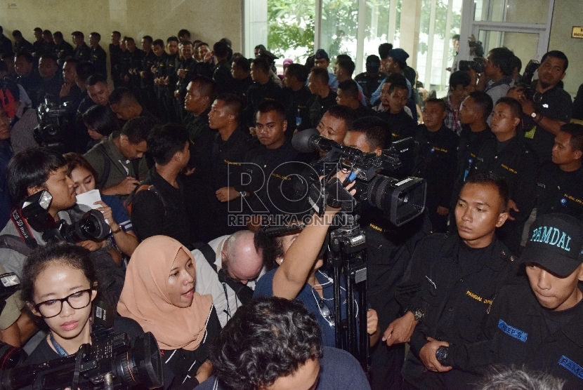 Pengamanan Dalam membuat barikade pengamanan saat berlangsungnya sidang perkara dugaan pelanggaran kode etik Mahkamah Kehormatan Dewan (MKD) secara tertutup di Kompleks Parlemen, Senanyan, Jakarta, Senin (7/12). 