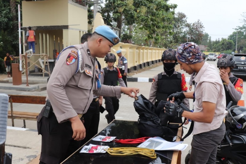 Pengamanan di Mapolda Banten diperketat usai kasus ledakan yang terjadi di Polresta Medan, Sumatera Utara, Rabu (13/11).