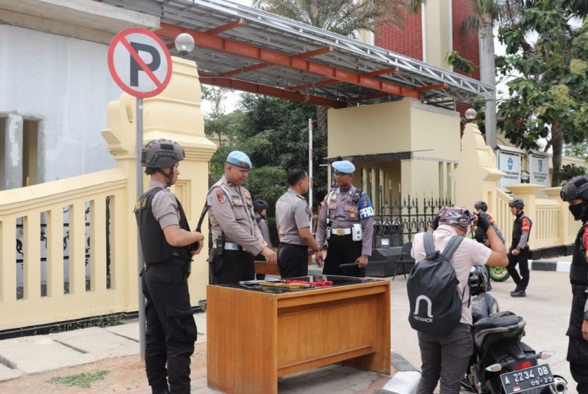 Pengamanan di Polda Banten diperketat usai kasus ledakan yang terjadi di Polresta Medan, Sumatera Utara, Rabu (13/11).