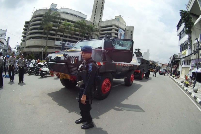 Pengamanan di sekitar Gedung Merdeka, Kota Bandung, Rabu (17/2).