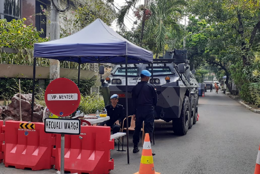 Pengamanan Jalan Situbondo, Menteng, menuju kediaman Wakil Presiden terpilih Ma'ruf Amin jelang pelantikan presiden dan wakil presiden terpilih periode 2019-2024, Ahad, (20/10).