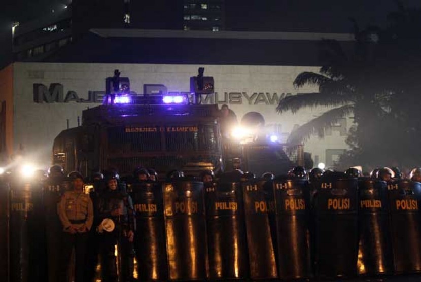 Pengamanan kepolisian dalam aksi menolak kenaikan harga bahan bakar minyak (BBM) di depan Komplek Parlemen, Jakarta, Senin (17/6)