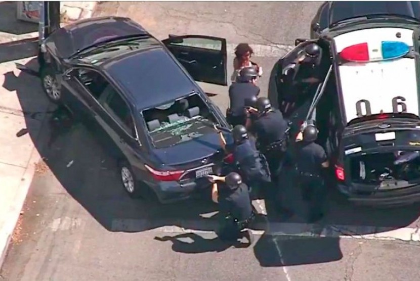 Pengamanan kepolisian Los Angeles saat adanya serangan di sebuah supermarket, Ahad (22/7).