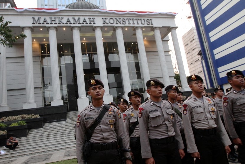 Pengamanan Mahkamah Konstitusi: Anggota polisi Polda Metro Jaya melakukan apel di halaman Mahkamah Konstitusi (MK), Jakarta, Selasa (19/8). 