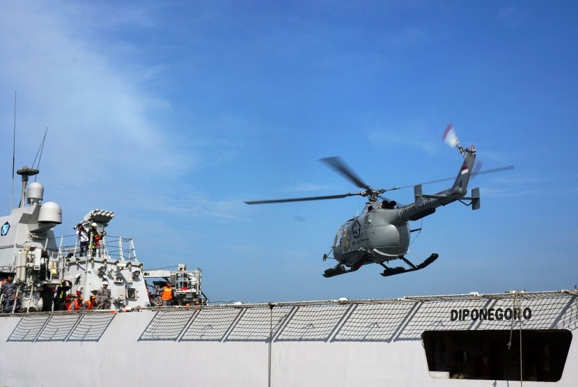 Pengamanan Udara Nusakambangan :Helikopter milik TNI Angkatan Laut mengudara dari KRI Diponegoro yang bersandar di Dermaga I Pelabuhan Tanjung Intan Cilacap, Jateng, Selasa (10/3). 