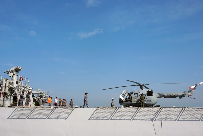 Pengamanan Udara Nusakambangan :Sejumlah awak kapal memeriksa kondisi helikopter milik TNI Angkatan Laut, di KRI Diponegoro yang bersandar di Dermaga I Pelabuhan Tanjung Intan Cilacap, Jateng, Selasa (10/3).